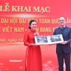 Giám đốc Khu Di tích Chủ tịch Hồ Chí Minh tại Phủ Chủ tịch Lê Thị Phượng tiếp nhận hiện vật từ Đại sứ Liên bang Nga Gennady S. Bezdetko. (Ảnh: PV/Vietnam+)