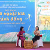 Tiến sỹ giáo dục-nhà thơ Nguyễn Thụy Anh (trái) trong buổi ra mắt tủ sách Giải thưởng Văn học Kim Đồng ngày 24/4 tại Hà Nội. (Ảnh: PV/Vietnam+)