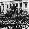 Ngày 19/8/1945, hàng vạn người dân Thủ đô tập trung trước Nhà hát Lớn Hà Nội, chào mừng cách mạng thành công. (Ảnh tư liệu: TTXVN)