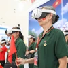 Khách tham quan "xuyên không" trở về thời điểm lịch sử trọng đại của đất nước thông qua công nghệ hiện đại trong triển lãm. (Ảnh: PV/Vietnam+)
