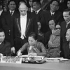 Bộ trưởng Ngoại giao Chính phủ Cách mạng lâm thời Cộng hòa miền Nam Việt Nam Nguyễn Thị Bình ký Định ước của Hội nghị quốc tế về Việt Nam, ngày 2/3/1973. (Ảnh: Tư liệu quốc tế/TTXVN phát)