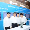 Phó Chủ tịch Ủy ban Nhân dân thành phố Hà Nội Nguyễn Mạnh Quyền (thứ hai từ trái sang) và các đại biểu trải nghiệm không gian ứng dụng trí tuệ nhân tạo trong quản trị tòa soạn thông minh. (Ảnh: CTV/Vietnam+)
