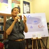 Nhà thơ Nguyễn Thụy Kha trong buổi ra mắt hai tập thơ mới ngày 26/11/2020. (Ảnh: Minh Anh/Vietnam+)