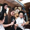 Thí sinh Cuộc thi Tiếng hát Hà Nội năm 2025 tìm hiểu về âm nhạc dân gian truyền thống trong không gian toa tàu "Hà Nội 5 cửa ô." (Ảnh: PV/Vietnam+)