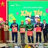 Ban Tổ chức trao quà tặng công nhân xây dựng của Coteccons và công nhân môi trường của Công ty TNHH Một thành viên Thoát nước Hà Nội. (Ảnh: CTV/Vietnam+)