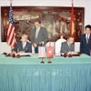 Ngày 5/8/1995, tại Hà Nội, Bộ trưởng Ngoại giao Hoa Kỳ Warren Christopher và Bộ trưởng Ngoại giao Nguyễn Mạnh Cầm ký Nghị định thư, chính thức thiết lập quan hệ ngoại giao Việt Nam-Hoa Kỳ. (Ảnh: TTXVN)