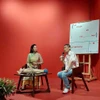 Họa sỹ Lê Thiết Cương chia sẻ về cuốn sách. (Ảnh: Minh Thu/Vietnam+)