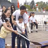 Gia đình anh Bùi Văn Quyết và chị Vũ Thanh Tâm tham gia trồng cây Hạnh phúc. (Ảnh: Dũng Vũ/Vietnam+)