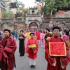 Đoàn rước dâng lễ cửa đình từ Ngôi nhà Di sản 87 Mã Mây đi qua một số tuyến phố và dâng lễ tại đình Kim Ngân năm 2023. (Ảnh: Thanh Tùng/TTXVN)