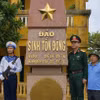 Nhạc sỹ Lê Tự Minh (phải) và Thượng tướng Nguyễn Trường Thắng, Thứ trưởng Bộ Quốc phòng tại đảo Sinh Tồn Đông, Trường Sa. (Ảnh: NVCC)
