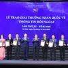 Thủ tướng Chính phủ Phạm Minh Chính và Ủy viên Bộ Chính trị, Bí thư Trung ương Đảng, Trưởng Ban chỉ đạo công tác thông tin đối ngoại, Chủ nhiệm Tổng Cục Chính trị Quân đội Nhân dân Việt Nam Nguyễn Trọng Nghĩa trao Giải Nhất cho các tác giả. (Ảnh: Hoài Nam/Vietnam+)