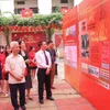 Các đại biểu tham quan trưng bày. (Ảnh: Sơn Hải)