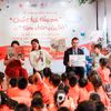 Đại sứ Thổ Nhĩ Kỳ và con trai trong buổi giao lưu đọc sách tại Hà Nội. (Ảnh: PV/Vietnam+)