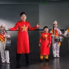 Ca sỹ Tùng Dương và nghệ sỹ nhí Xệ Xệ cùng lan tỏa niềm tự hào dân tộc trong sản phẩm âm nhạc mới. (Ảnh: PV/Vietnam+) 