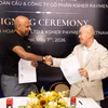 Ông Siva Ramanathan, Giám đốc điều hành của Ksher (trái) và ông Bùi Tuấn Mạnh, Giám đốc Công ty Hoàn Cầu (phải) tại lễ ký kết Biên bản ghi nhớ. (Ảnh: Vietnam+)