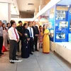 Các đại biểu tham quan triển lãm. (Ảnh: Minh Thu/Vietnam+)