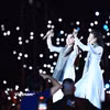 Cẩm Ly và Hòa Minzy thể hiện ca khúc “Người Việt mình thương nhau” trong đó cụm từ "lúa chín cúi đầu" được thay đổi. (Ảnh: PV/Vietnam+)