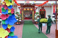 Cán bộ, chiến sĩ cùng nhau trang trí doanh trại đón xuân mới. (Ảnh: PV/Vietnam+)