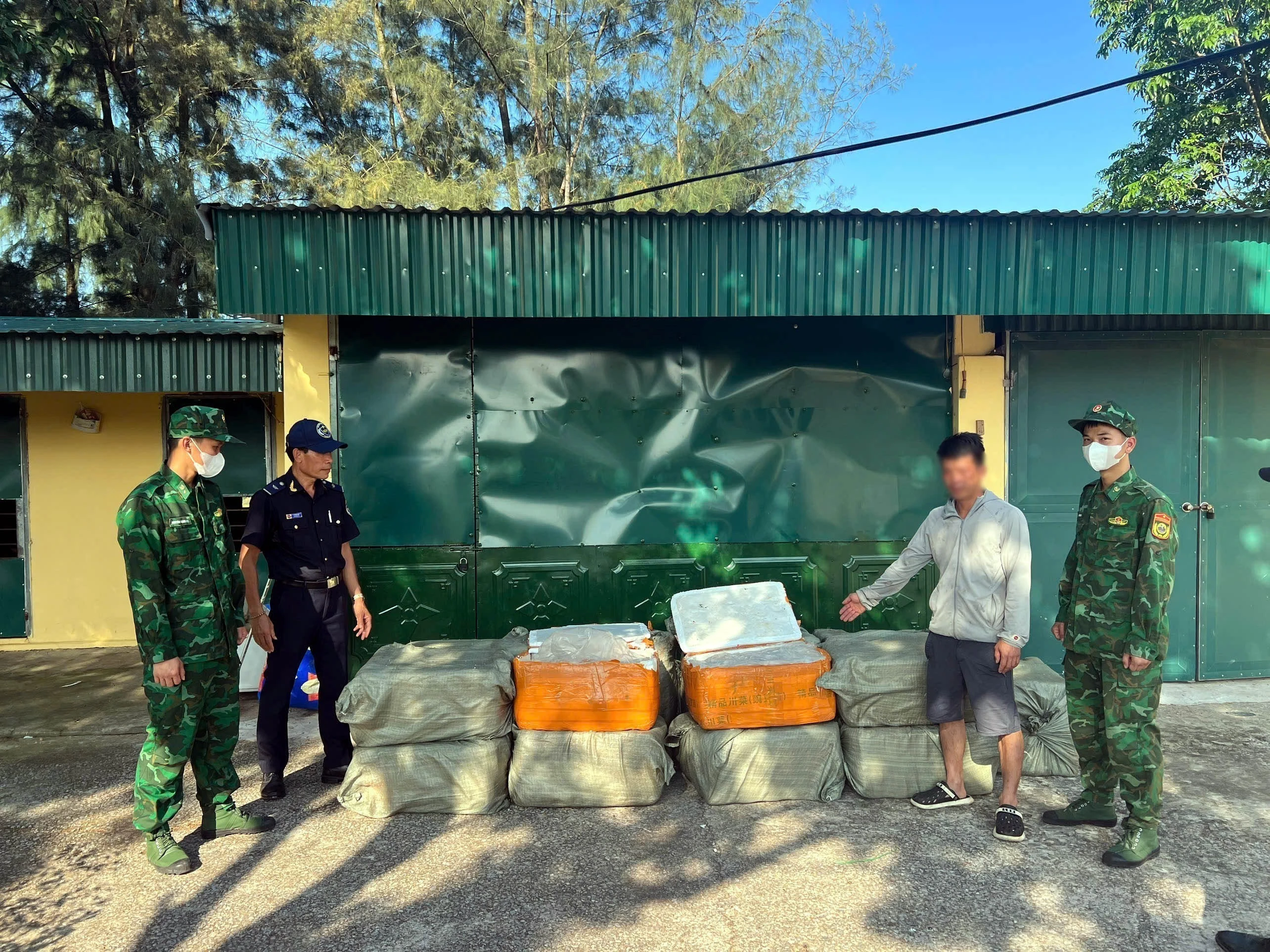 Quảng Ninh phát hiện bể mắm vận chuyển nam lớn không rõ nguồn gốc