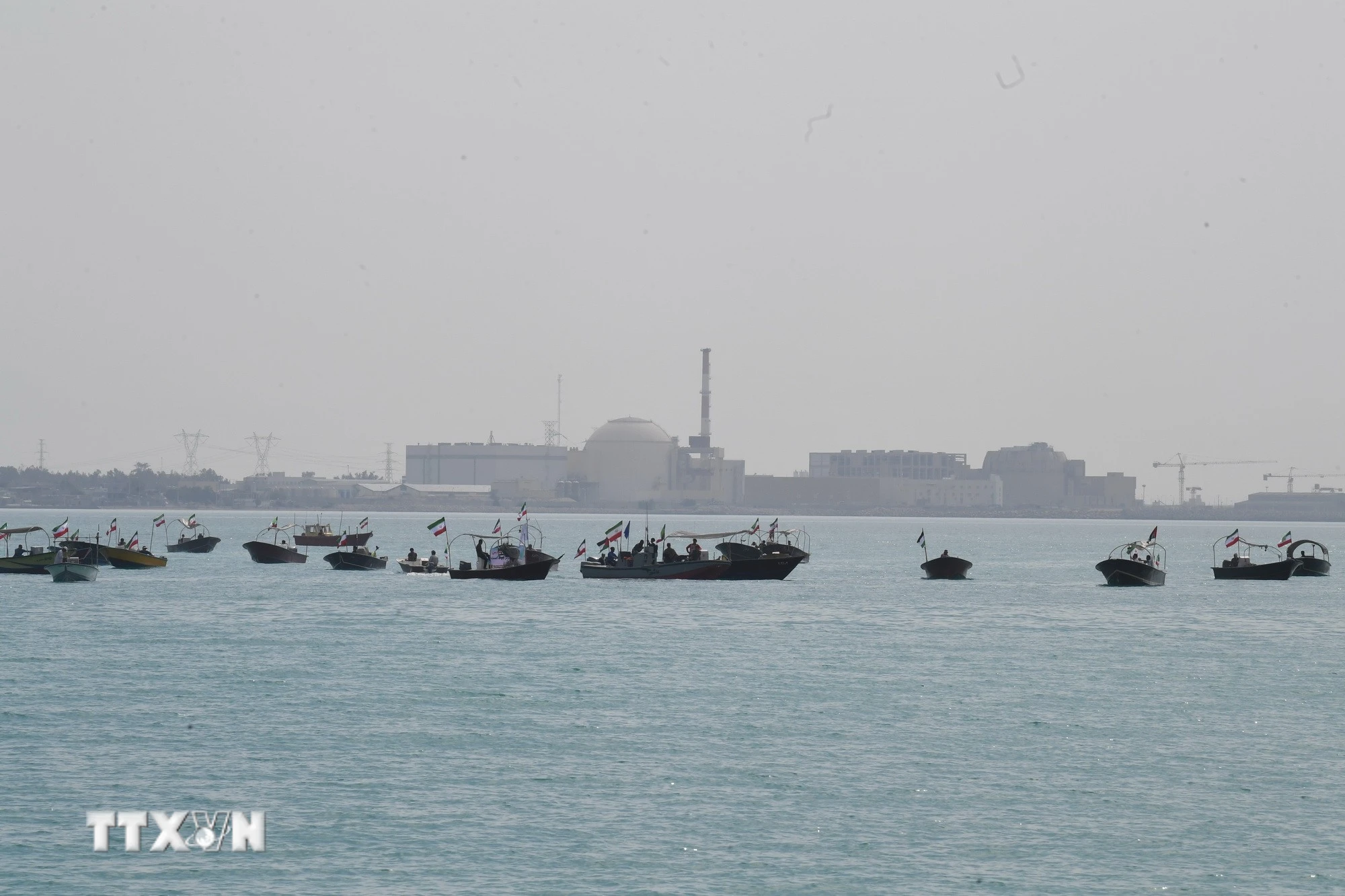Iran Tuyên Bố Kiểm Soát Hoàn Toàn Eo Biển Hormuz, Cảnh Báo An Ninh Hàng Hải