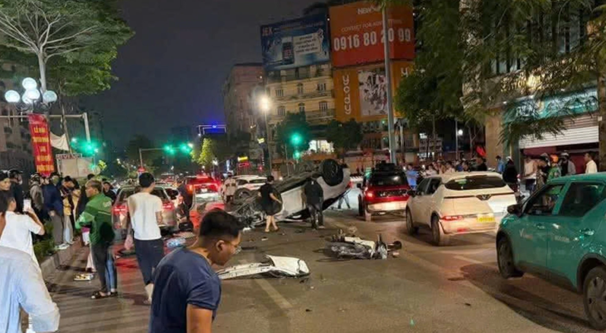 Tai nạn liên hoàn ở Hà Nội: Tài xế Lexus ngủ gật, đâm liên tiếp 6 xe