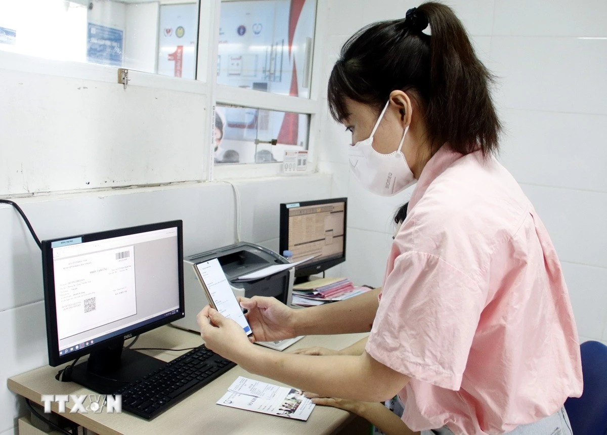 Thanh toán không dùng tiền mặt nâng chất dịch vụ y tế cho người bệnh