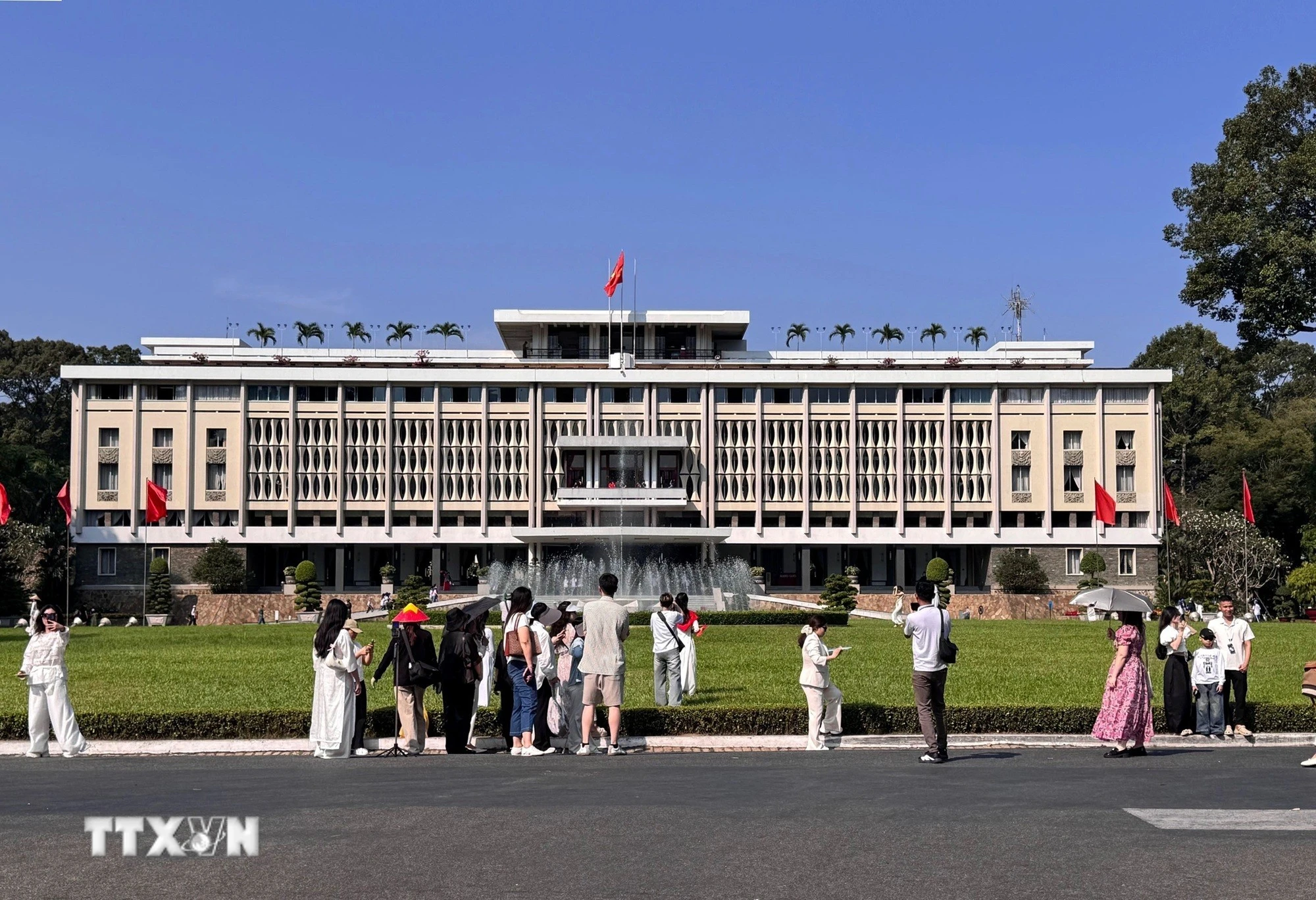 TP Hồ Chí Minh nắng đẹp, người dân đổ về trung tâm các điểm tham quan dịp lễ