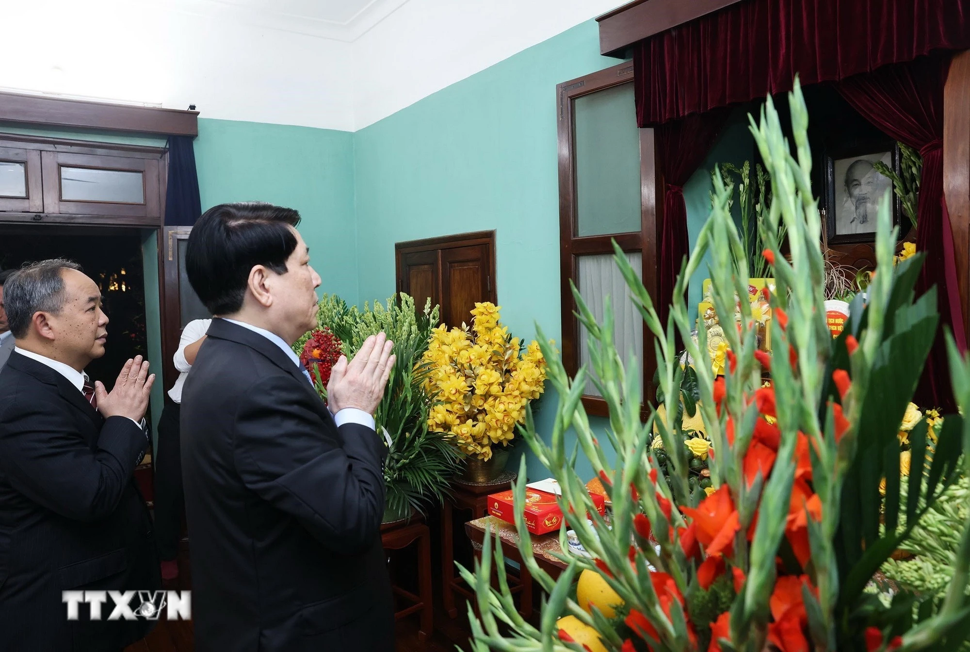 Chủ tịch nước Đặng Hướng dẫn đầu đoàn đại biểu dâng hương tưởng niệm Chủ tịch Hồ Chí Minh