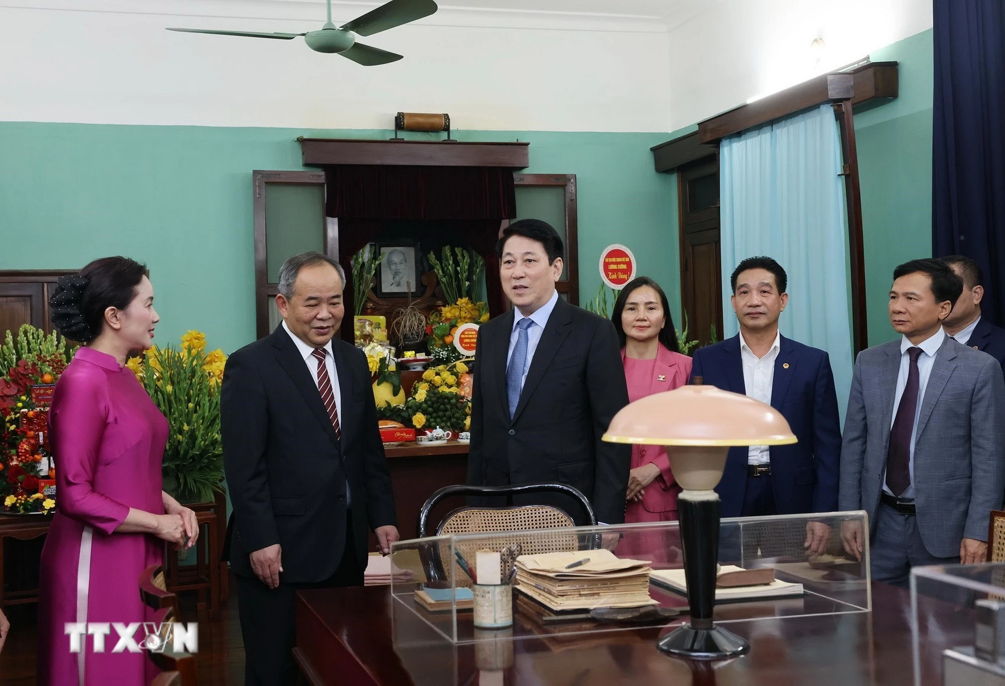 Chủ tịch nước Đặng Hướng dâng hương tưởng niệm Bác Hồ tại Nhà 67 và Bác Bộ Phủ