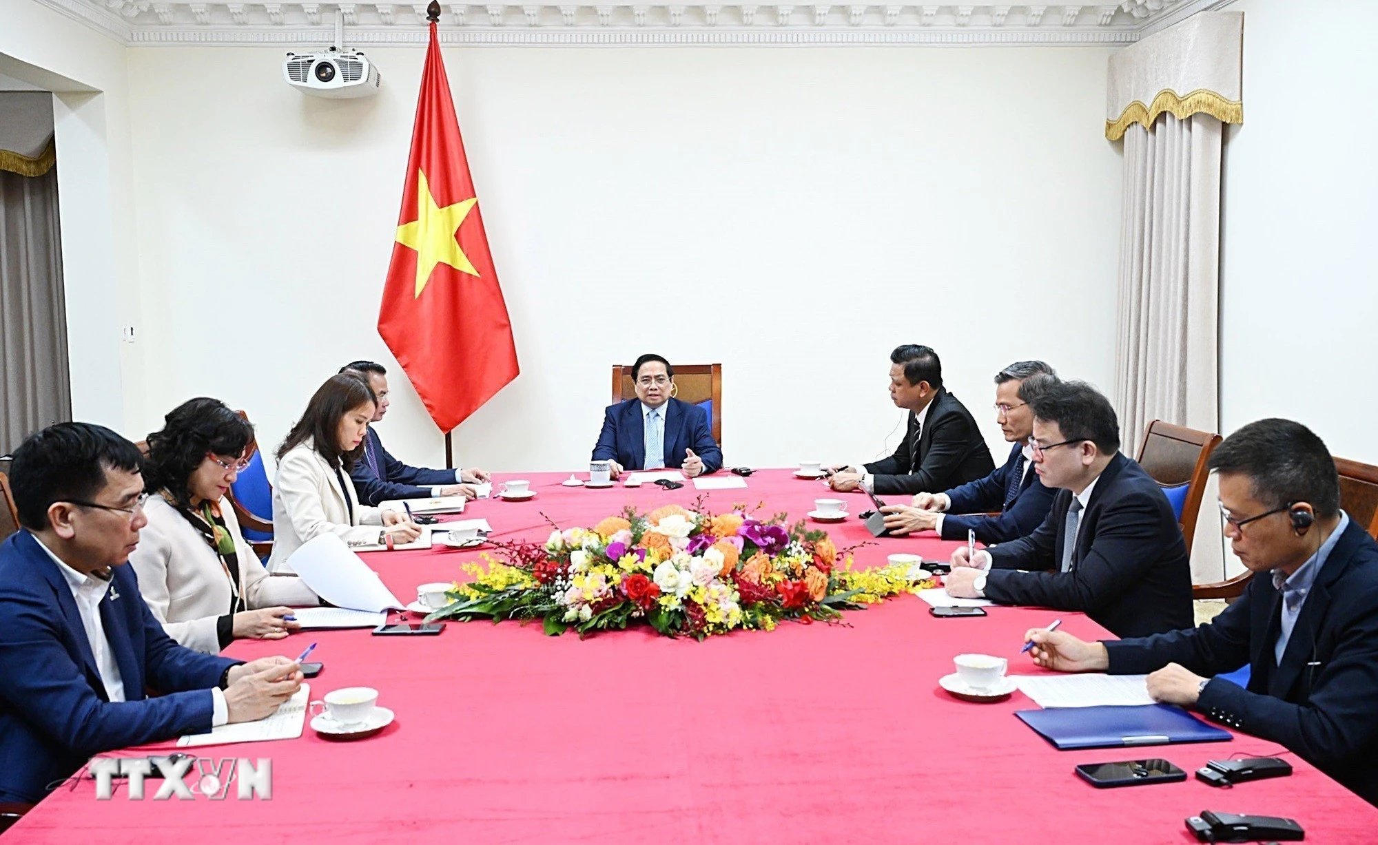 Thủ tướng điện đàm với Tổng thống UAE, thống nhất tăng cường hợp tác toàn diện