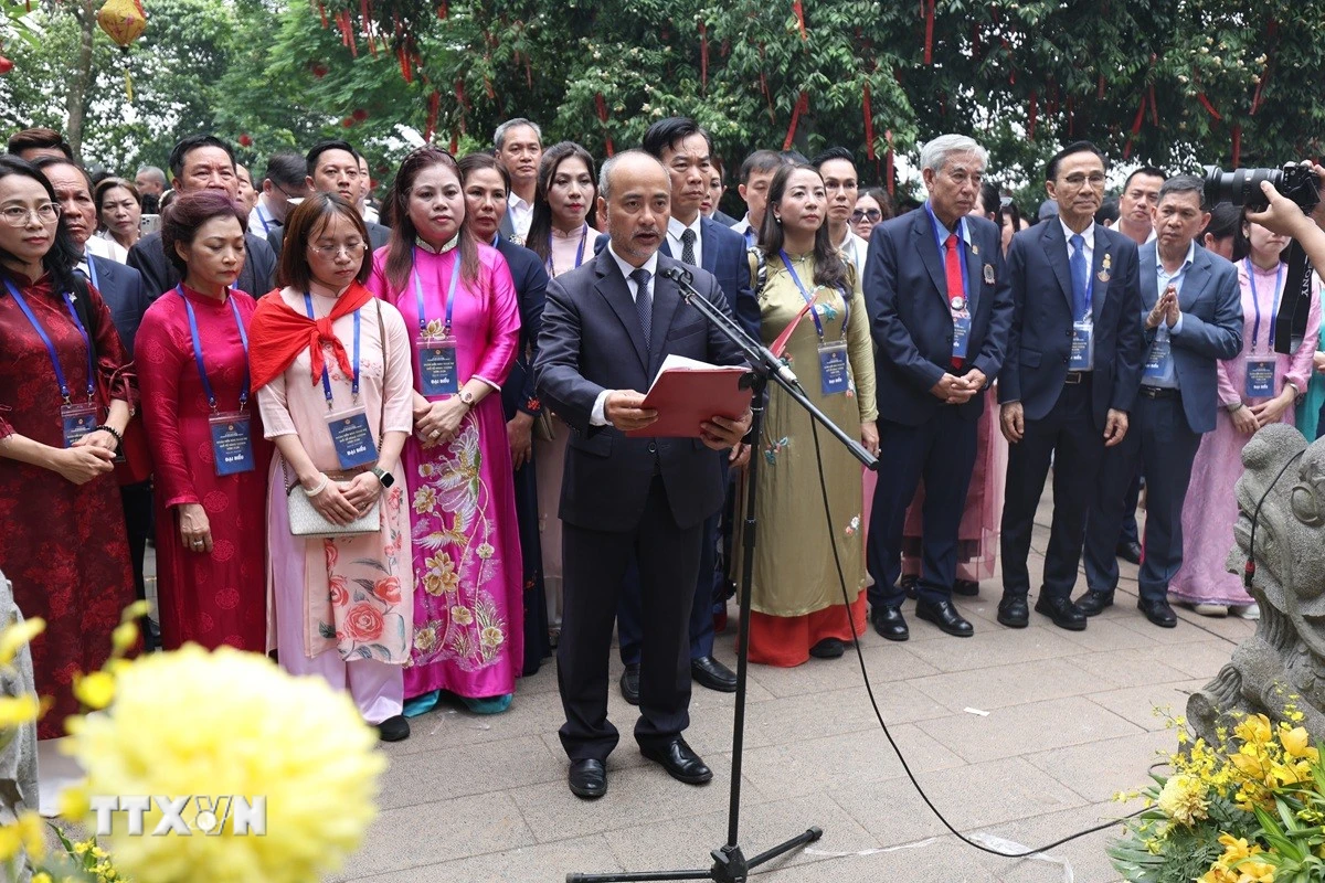 Kiều bào hướng về cội nguồn dâng hương tưởng niệm các Vua Hùng