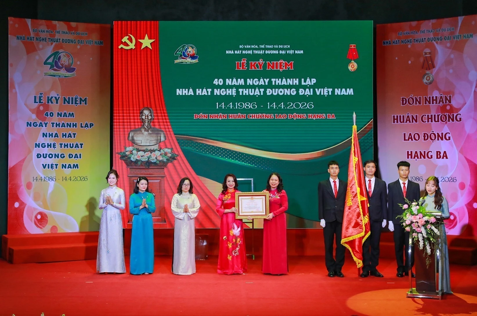 Nhà hát Nghệ thuật Đương đại Việt Nam vinh dự nhận Huân chương Lao động hạng Ba