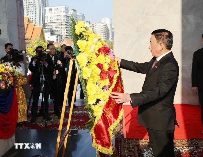 Thường trực Ban Bí thư đặt hoa tại Đài Độc lập và Đài tưởng niệm Quốc vương Sihanouk