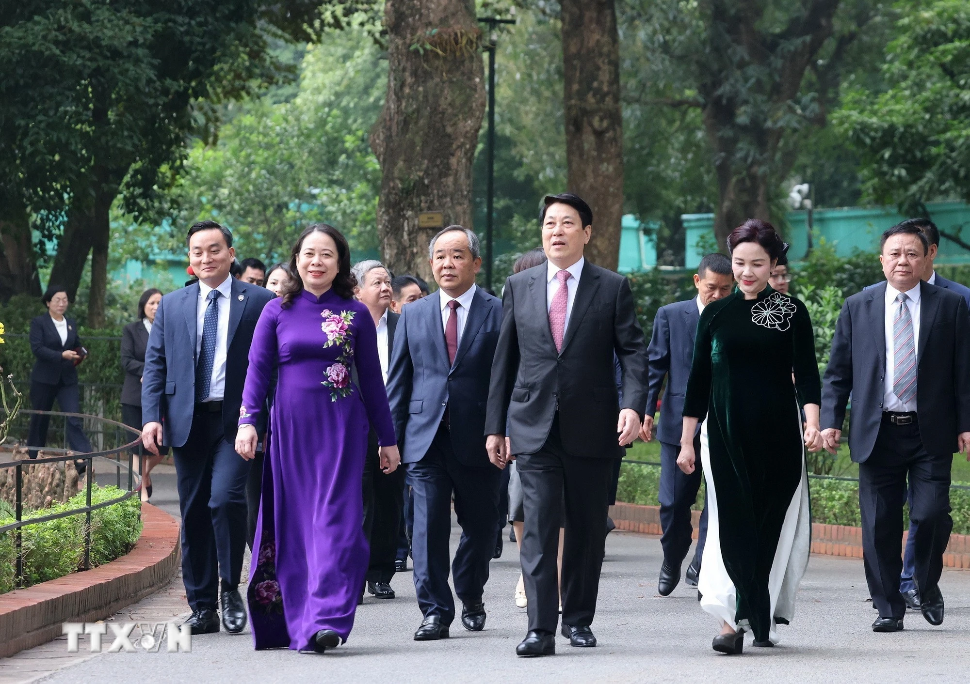 Chủ tịch nước Lương Cường và Phó Chủ tịch Võ Thị Ánh Xuân dâng hương tưởng nhớ Bác Hồ dịp Tết 2026