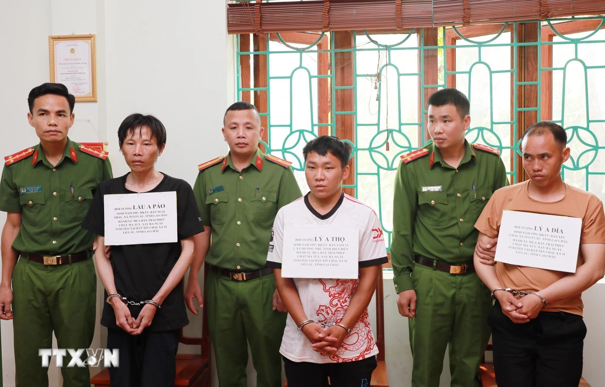 Công an Lai Châu triệt phá đường dây, bắt giữ 3 đối tượng thu giữ 9 bánh heroin