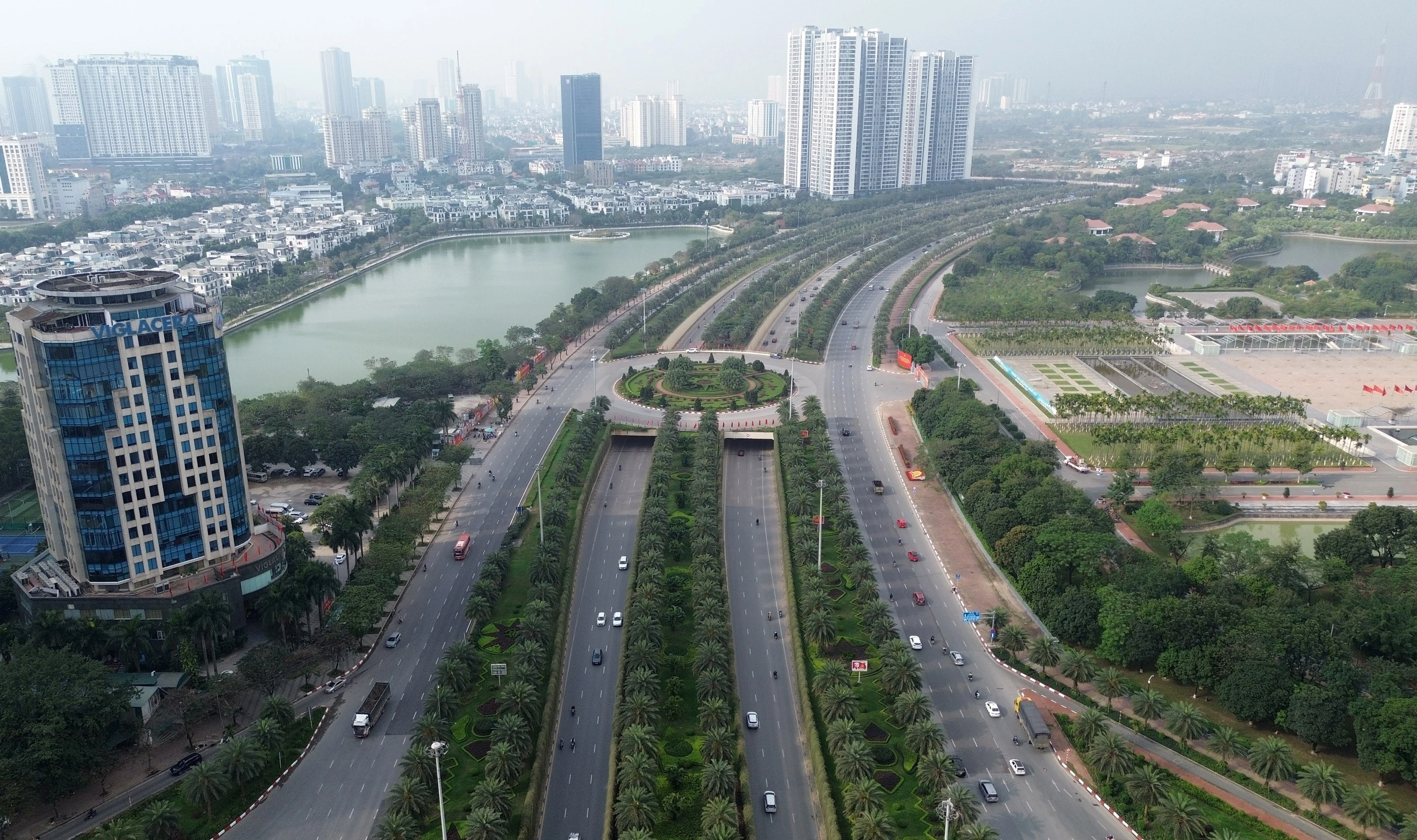 Giao thông Hà Nội yên tĩnh trong buổi sáng ngày đầu nghỉ Tết