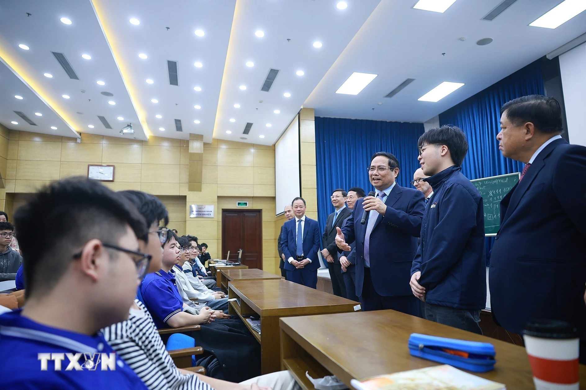 Thủ tướng Phạm Minh Chính thăm Viện Hàn lâm Khoa học và Công nghệ Việt Nam