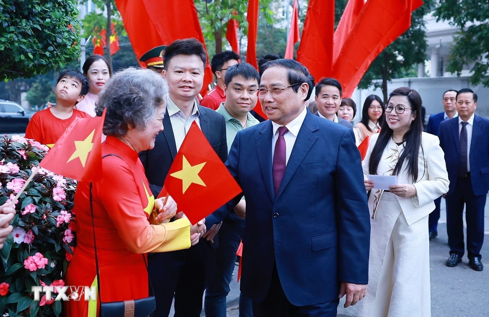Thủ tướng Phạm Minh Chính kiểm tra công tác bầu cử tại phường Tây Hồ