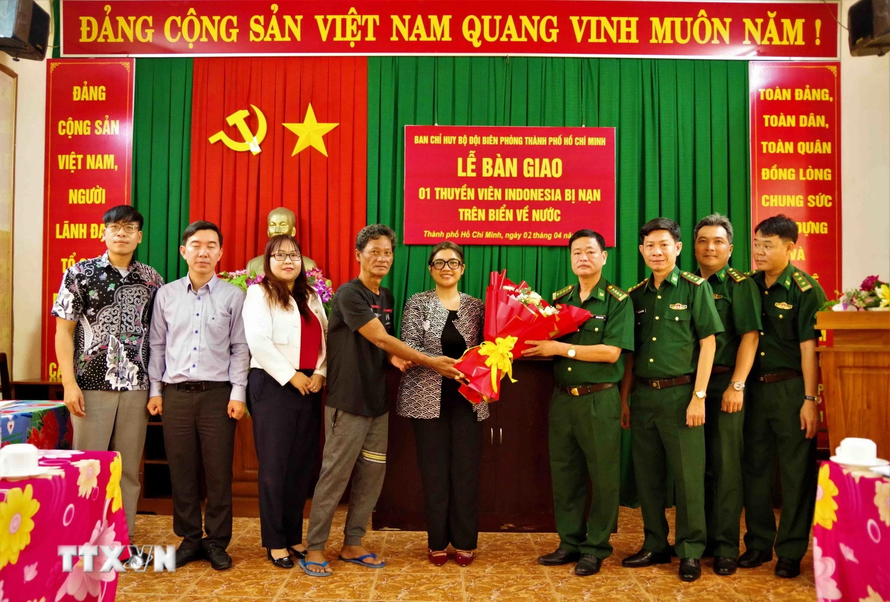 Việt Nam bàn giao thuyền viên Indonesia gặp nạn trên biển cho phía nước bạn