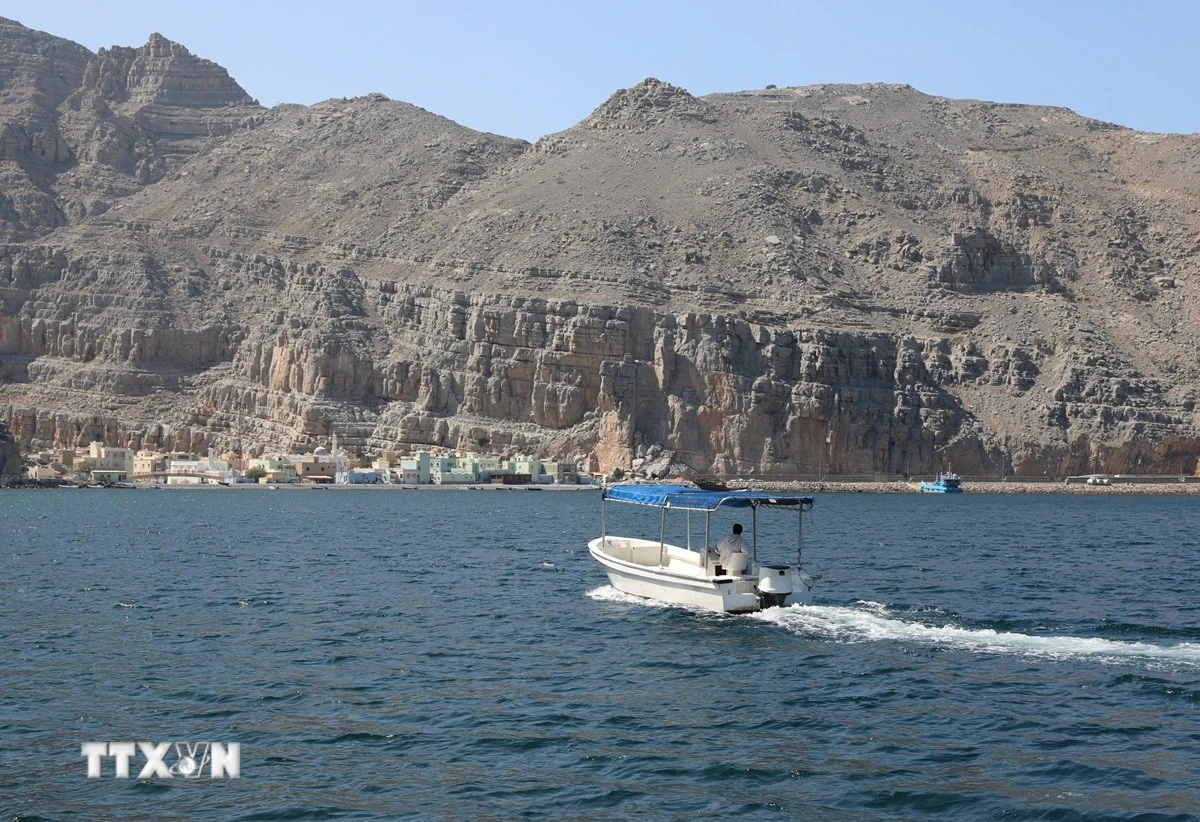 Lưu lượng tàu qua eo biển Hormuz đạt mức cao nhất trong nhiều tuần