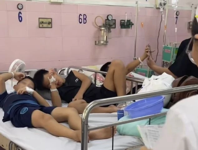 Hơn 100 học sinh TP.HCM nhập viện sau bữa ăn trưa, nghi ngộ độc thực phẩm