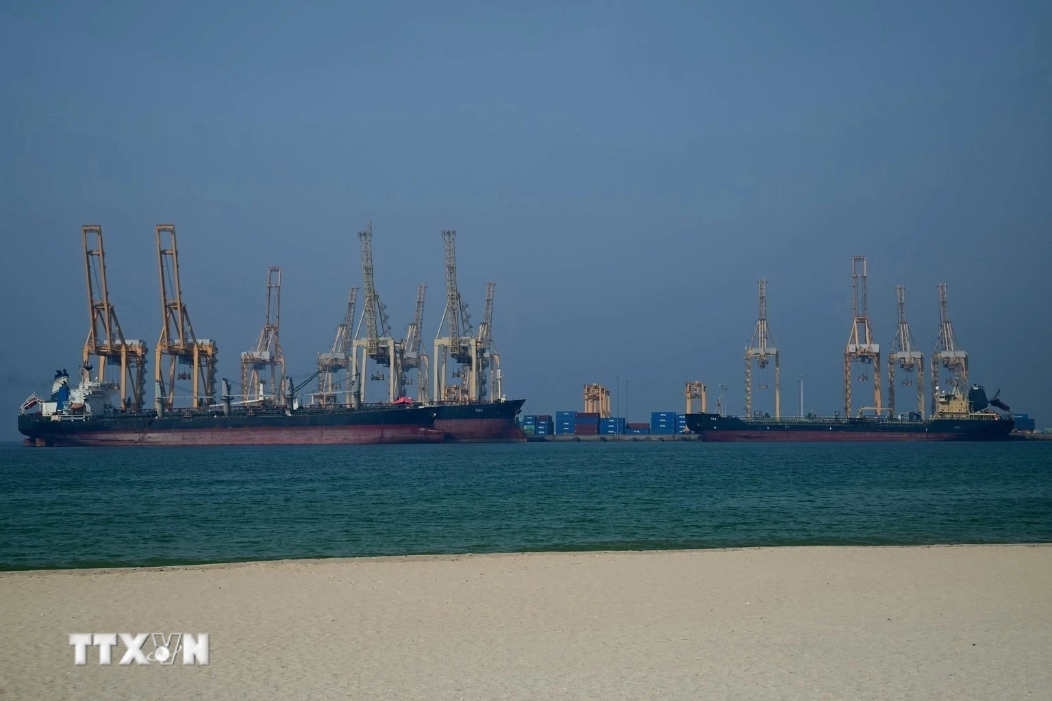 Mỹ Bắt Giữ Tàu Chở Hàng Treo Cờ Iran Tại Vịnh Oman