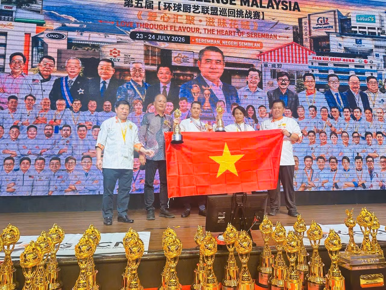 ng-le-quang-dat-va-ong-pham-xuan-tung-ben-cup-vang-hang-muc-fruits-vegetables-carving-display-tai-gccm-malaysia-2026.jpg