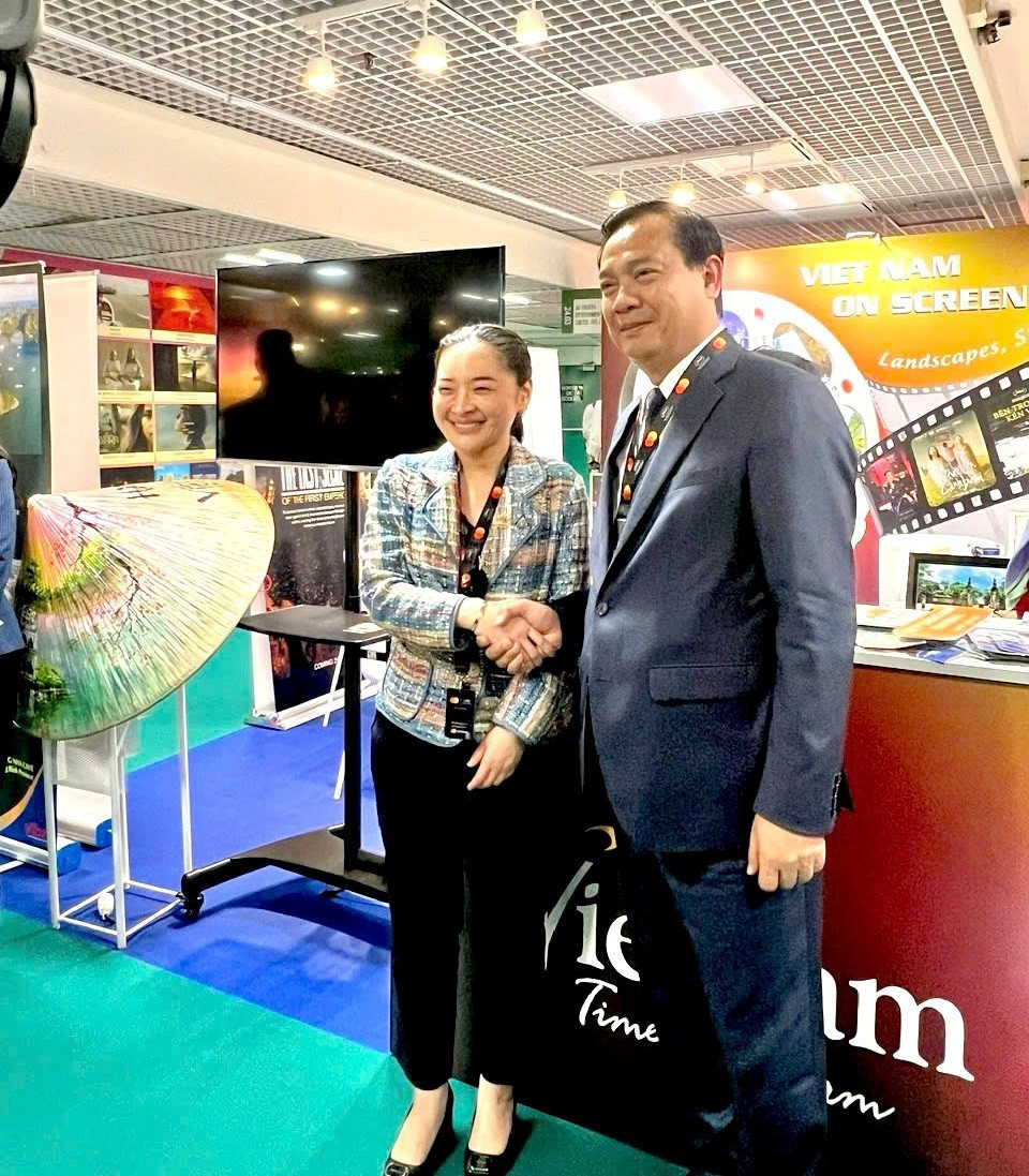 Bộ trưởng Văn hóa Thái Lan Sudawan Wangsuphakijkosol thăm gian hàng Việt Nam tại Liên hoan phim quốc tế Cannes. (Ảnh: Cục Du lịch Quốc gia) 1405vietnam-diem-den-dien-anh-the-gioi1.jpg