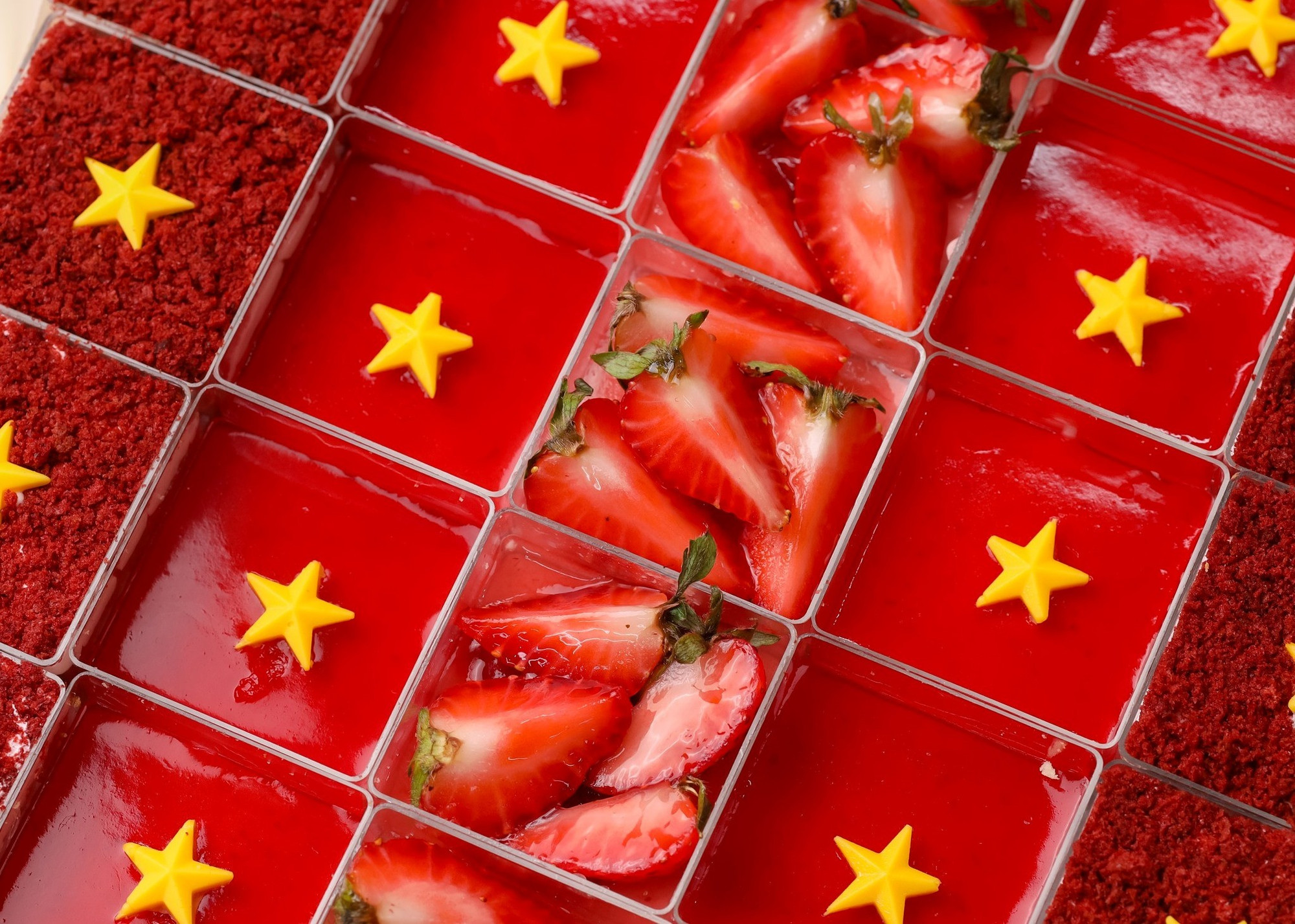 Tự hào trào lưu “tình yêu nhuộm màu cờ đỏ” của giới trẻ Việt nhân dịp Đại lễ