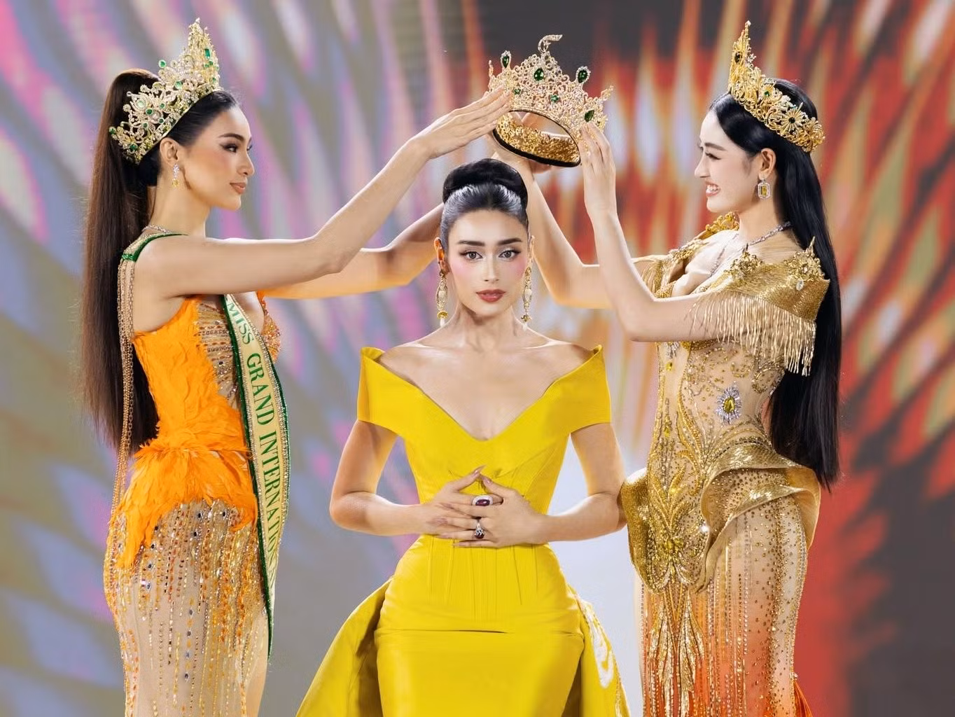 Emoura Phạm nhận vương miện từ Miss Grand International 2025 - Emma Tiglao và Hoa hậu Yến Nhi. (Ảnh: BTC)