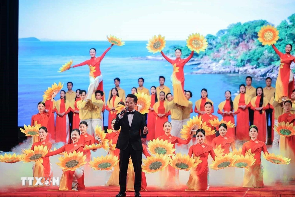 의회 환영 예술 공연. (사진: 황히에우/VNA) dai-hoi-thi-dua-yeu-nuoc-bo-van-hoa-the-thao-va-du-lich-lan-thu-iv-8295606-3.jpg
