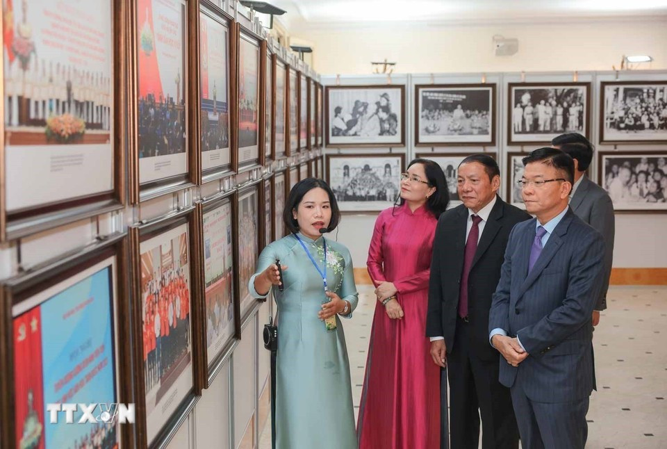 레 탄 롱 부총리와 응우옌 반 훙 문화체육관광부 장관이 대회 전시 부스를 방문했다. (사진: 황 히에우/VNA) dai-hoi-thi-dua-yeu-nuoc-bo-van-hoa-the-thao-va-du-lich-lan-thu-iv-8295606-5.jpg