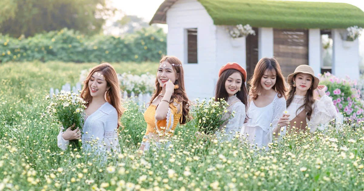 Bãi đá sông Hồng với vườn hoa check-in được giới trẻ yêu thích. (Ảnh: Thế Đại/ Vietnam+)