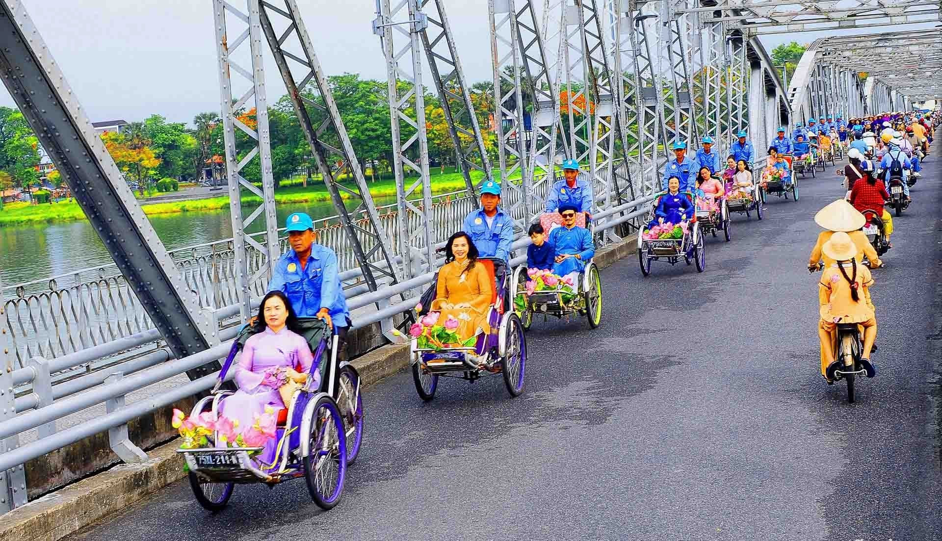 The Hue City People's Committee will introduce the unique and sophisticated features of Hue culture to the European tourist market this May. (Photo: National Tourism Administration) w-149-ve-voi-hue-nguyen-van-dung-0914151329.jpg
